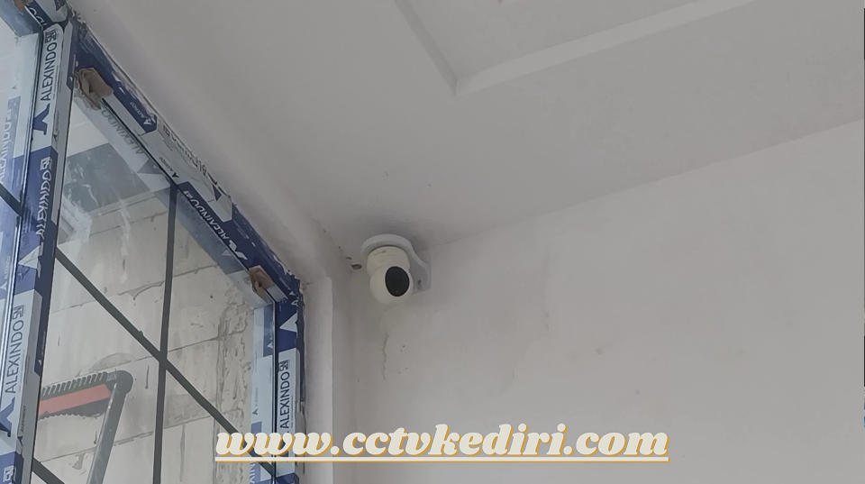 <p>Apa fungsi CCTV dalam keamanan rumah? CCTV untuk keamanan rumah berfungsi sebagai pengawasan yang memantau aktivitas di sekitar hunian secara visual. Kamera bekerja merekam kondisi lingkungan, baik di dalam maupun di luar ruangan, sehingga pemilik dapat mengetahui situasi rumah secara lebih jelas. Dengan CCTV setiap pergerakan terekam dan dapat ditinjau kembali jika diperlukan.</p><p>&nbsp;</p>